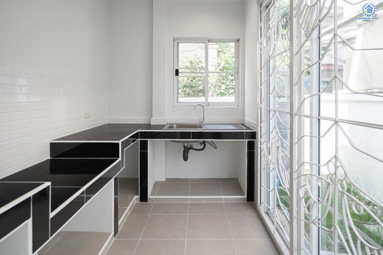 บ้านมือสองตกแต่งใหม่ โครงการ ชลลดา วัดลาดปลาดุก คุณภาพระดับ L&H บนเนื้อที่ 53.5 ตร.ว. ฟังก์ชัน 3 ห้องนอน 2 ห้องน้ำ 2 ที่จอดรถ บนทำเลศักยภาพ เพียง 15 นาทีถึง เซ็นทรัลเวสท์เกต ใกล้รถไฟฟ้าสายสีม่วง "สถานีคลองบางไผ่"